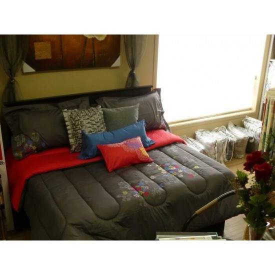 Douillette Queen réversible (gris\rouge) + 2 cache-oreillers + 1 coussin rouge