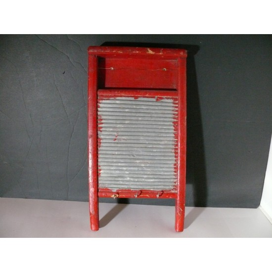 VIEILLE PLANCHE A LAVER JOUET, PEINTE EN ROUGE AYANT SERVI DE PORTE CLÉS/ANTIQUE SMALL TOY WASHING BOARD PAINTED IN RED USED AS A KEY HOLDER