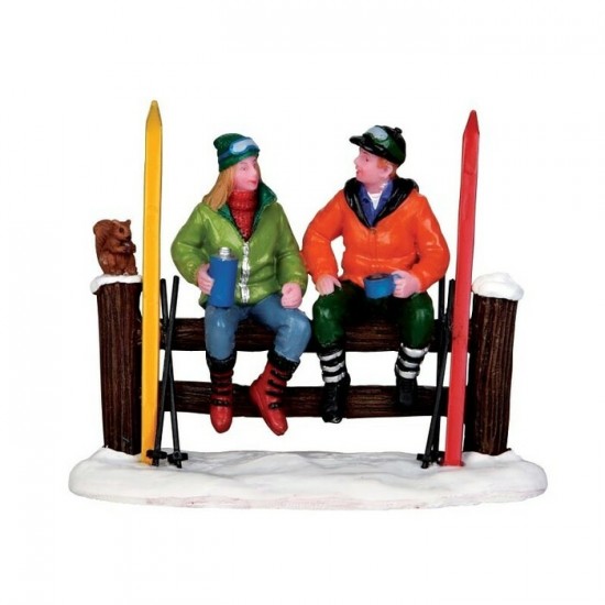 Figurines Deux skieurs en pause sur une clôture #...